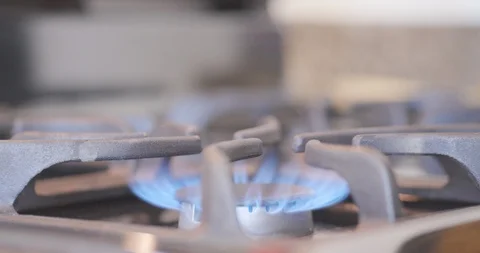 Starting an oven burner 스톡 동영상 90279627