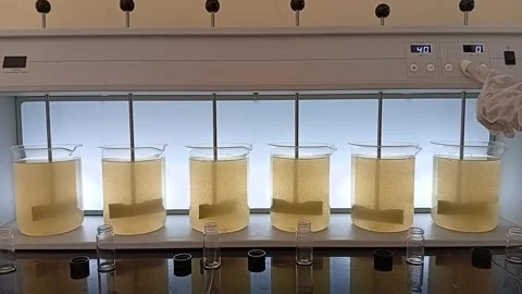 Starting Slow Mixing Phase at 40 RPM Jar Test 스톡 동영상 333298539