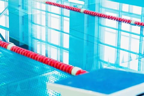 Starting table with numbers for diving in Olympic pool. Swimming pool for com Foto stock