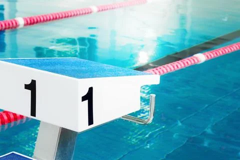 Starting table with numbers for diving in Olympic pool. Swimming pool for com Stock-Fotos