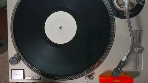 Starting the turntable with a brush cleans the surface of the disc, then rest Vídeo Stock 126655863