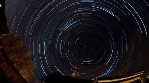 Startrails over house Stock-Fotos