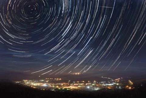Startrails over the town Foto stock