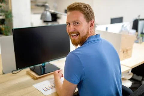 Startup business, software developer business people working on computer at Stockfoto's