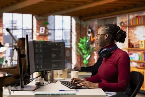 Startup employee using AI LLM chatbot to get help with coding tasks Foto stock