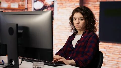 Startup programmer testing and debugging company AI software Foto stock