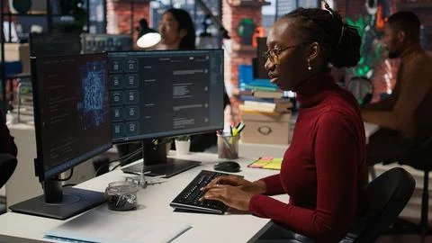 Startup worker using AI LLM chatbot to get help with coding tasks 스톡 사진