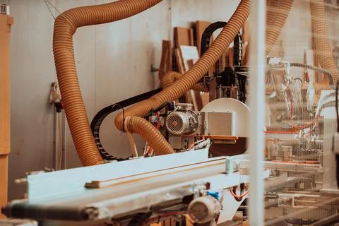 A state-of-the-art CNC machine in a modern wood Stock-Fotos