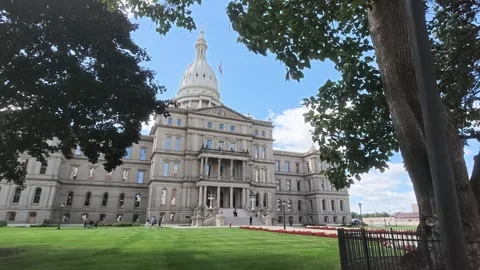 State capitol building on a partly cloudy day. 库存影片 345186256