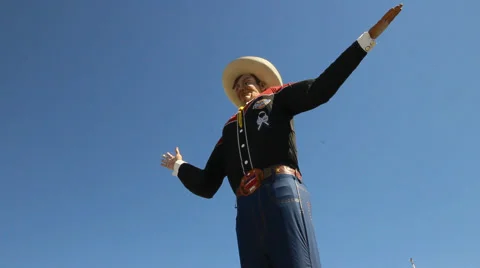 State Fair of Texas 2016: Big Tex is waiving at visitors Video stock 68477664