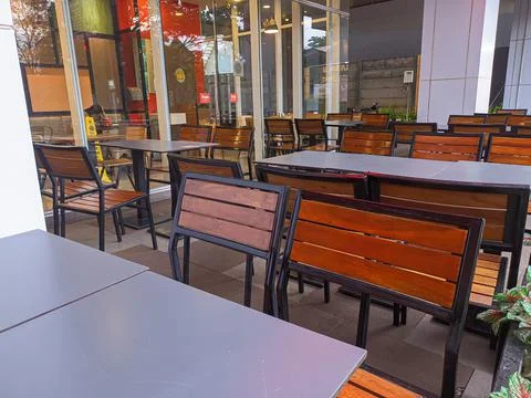 The state of the fast food restaurant that is empty of buyers looks clean. Stock Photos