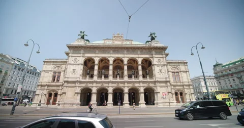 The State Opera in Vienna, Austria 動画素材 251876998