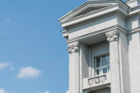 Stately white building with classical elements, columns, and decorative acc.. Foto stock