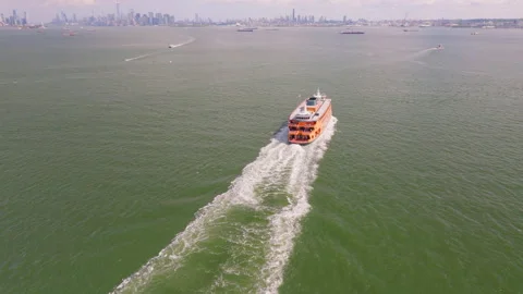 Staten Island Ferry leaving wake in New York Harbor, ProRes 422HQ footage Vídeo Stock 346005599