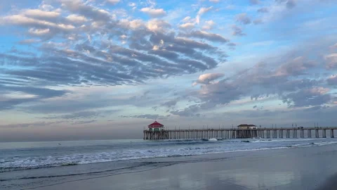 Static 4K Horizontal View of Huntington Beach Pier and Ocean Stockbeeldmateriaal 333294955