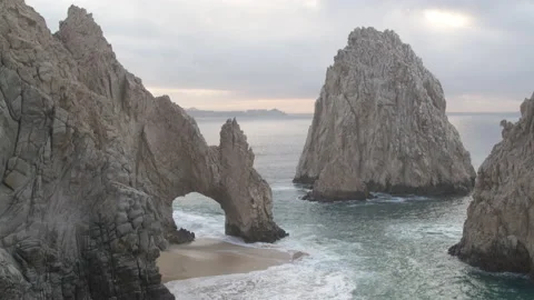 Static aerial of Cabo arch with boat in background in flat color profile Vidéo 194272603