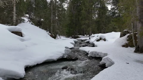 Static aerial of a mountain stream in winter, Lengau, Saalbach, 4K 60fps Vídeos de archivo 329932558