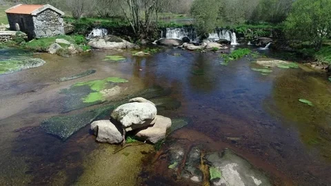 A static aerial video of an old stone watermill and a waterfall The Tranqui.. Vídeo Stock 317000945