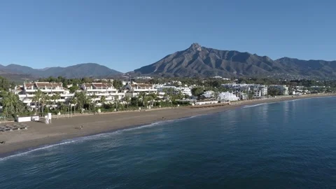 Static aerial view of a beach on the Costa del Sol Vidéo 255157331