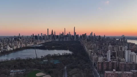 Static Aerial View of Central Park Reservoir at Dusk in Early Spring Vídeo Stock 344589192
