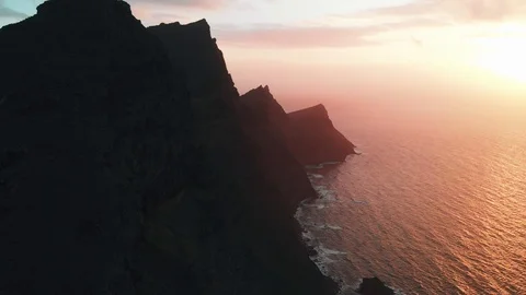Static aerial view - long and high mountains hang over the raging ocean at Видео 112355336