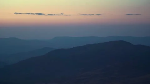 Static aerial view over the mountains of North Wales at dawn Vidéo 197598183