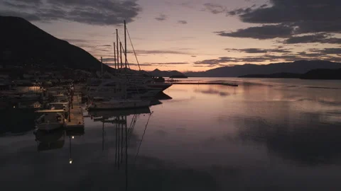 Static aerial view of a peaceful marina before sunrise. Stock Footage 336458994