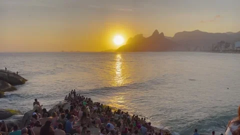 Static aerial view of Sunset Crowd Pedra do Arpoador Two Brothers Mountain Rio 스톡 동영상 334328483