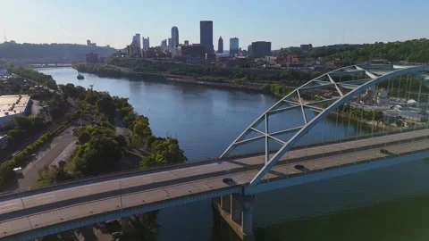 Static aerial view of traffic crossing a bridge with Pittsburgh skyline 库存影片 325220417
