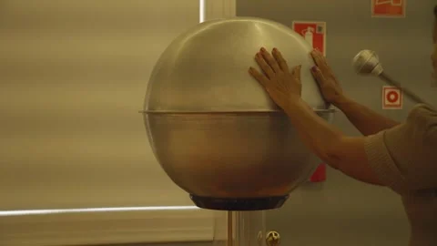 Static ball. static energy experiment, hands touching ball with electricity Vídeos de archivo 319208622