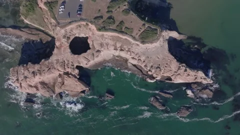 Static birds eye view of Devils Punchbowl Arch in Oregon Video stock 289610288