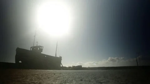 Static Boat silhouetted by the sun. 動画素材 72669924