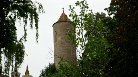 Static bottom up shot of old medieval tower building in Rothenburg ob der Tauber Video stock 139605857