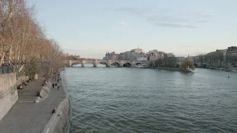 Static camera view of the Seine River from Pont des Arts toward Pont Neuf Stock Footage 323912902