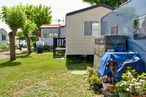 Static Caravan With Flower Pots In Green Camping Park Fotos Stock