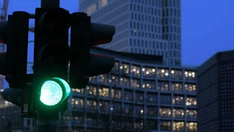Static clip of traffic light changing from green signal to red in the evening Stock-Footage 129933567