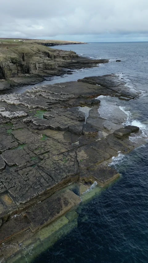 Static coastal waves on rocks 動画素材 334382801