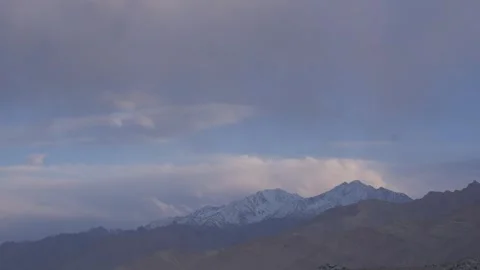 Static Drone Shot of Layered Ladakh Mountains with Snow Covered Peak and Vídeos de archivo 334420535