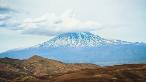 Static dynamic timelapse of snowy mountain ararat peak with cloud pass from T 動画素材 194431076