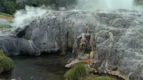 Static establishing shot from popular viewpoint overlooking steaming geothermal 스톡 동영상 348082304