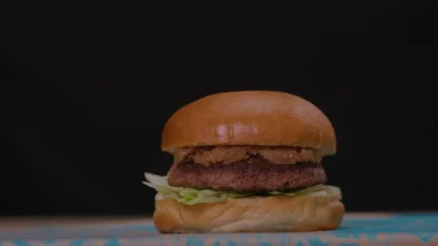 Static frame with a beef burger 库存影片 221184926