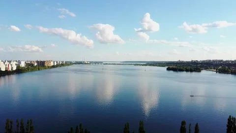 Static frame of a large body of water inside a metropolis Video stock 135612032