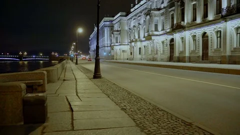Static handle night view of Palace Quay in Saint-Petersburg. Low traffic. Vidéo 82484166