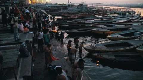 Static high angle wide shot of morning ritual bathing and boats on Ganges, India Vidéo 348685412