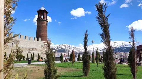 Static horizontal panoramic shot of the Erzurum Clock Tower and ancient castle Video stock 334370951