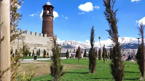 Static horizontal panoramic shot of the Erzurum Clock Tower and ancient castle Vídeos de archivo 334370952
