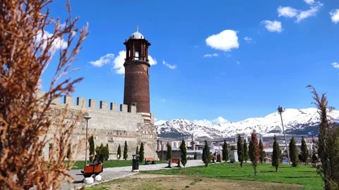 Static horizontal panoramic shot of the Erzurum Clock Tower and ancient castle Vídeos de archivo 334371029