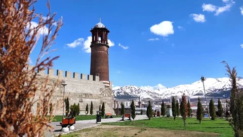 Static horizontal panoramic shot of the Erzurum Clock Tower and ancient castle Vídeos de archivo 334371041