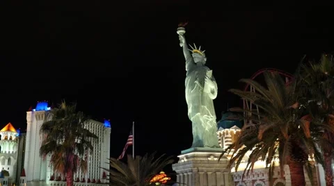 Static Las Vegas Statue of Liberty hotel New York. Night. Video stock 56481353