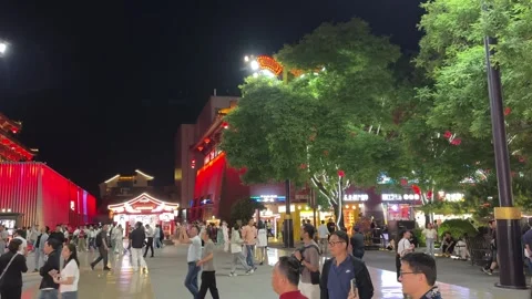 Static long shot of crowded illuminated pedestrian street at night in Xian C Vídeos de archivo 335852302